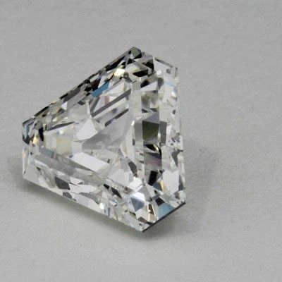 «Триллиант» камень в виде треугольника с заостренными углами